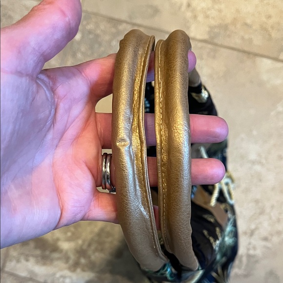 Elegant Floral Women's Bag in Black and Gold - Picture 6 of 7